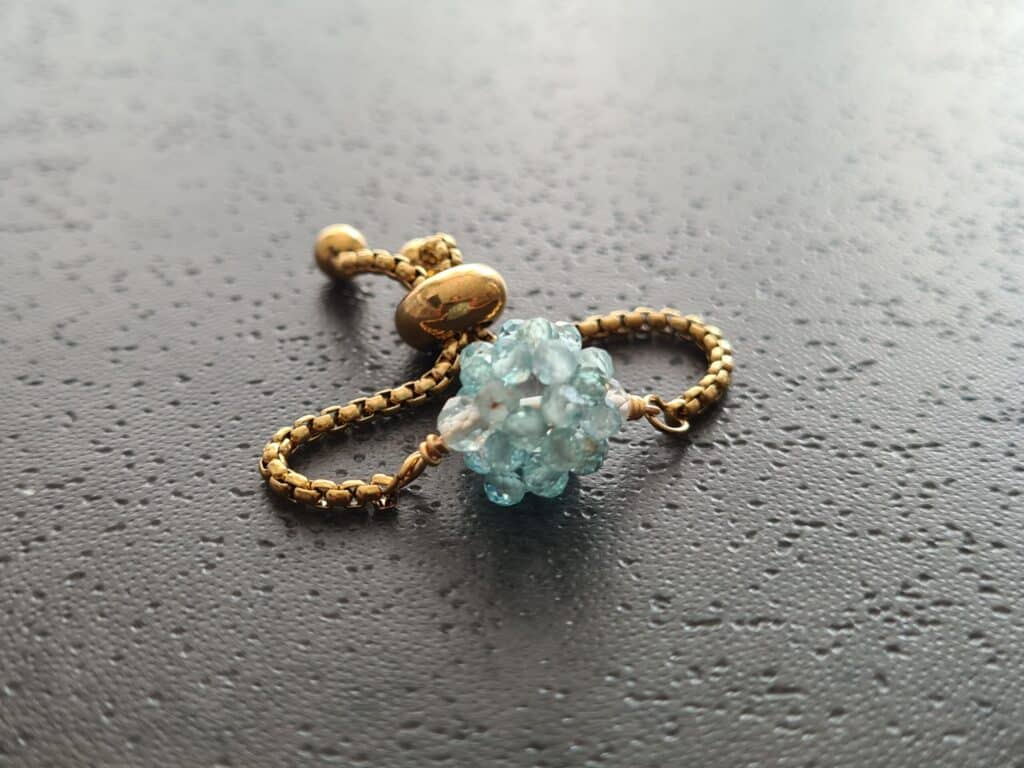 Gemmissime | Bague acier doré ajustable fait main en pierres naturelles | Boule d'apatite bleu