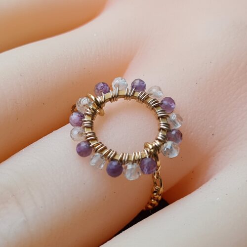 Gemmissime | Bague Améthyste ajustable fait-main en pierres naturelles | Ronde de gemmes Améthyste et Cristal de roche