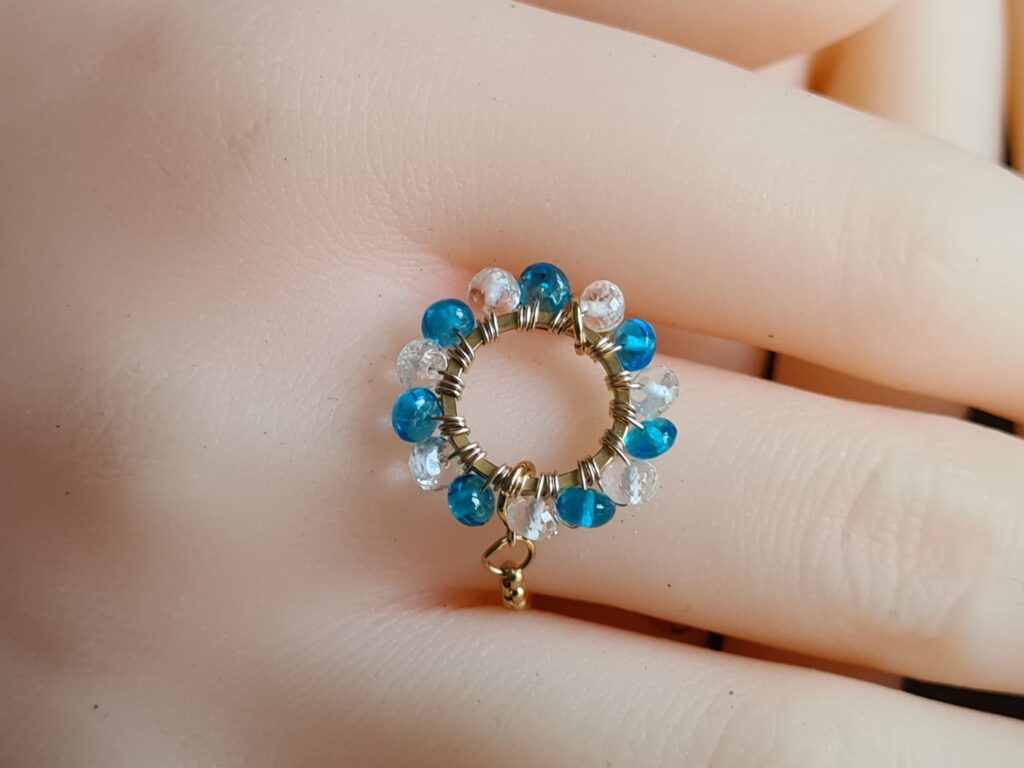 Gemmissime | Bague apatite ajustable fait main en pierres naturelles | Ronde de gemmes Apatite bleue électrique et Topaze blanche