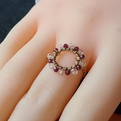 Gemmissime | Bague Grenat ajustable fait main en pierres naturelles | Ronde de gemmes Grenat et quartz rose
