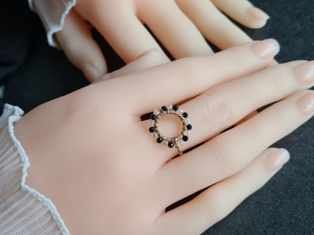 Gemmissime | Bagues ajustables fait-main en pierres naturelles | Ronde de gemmes Tourmaline noire et Cristal de roche
