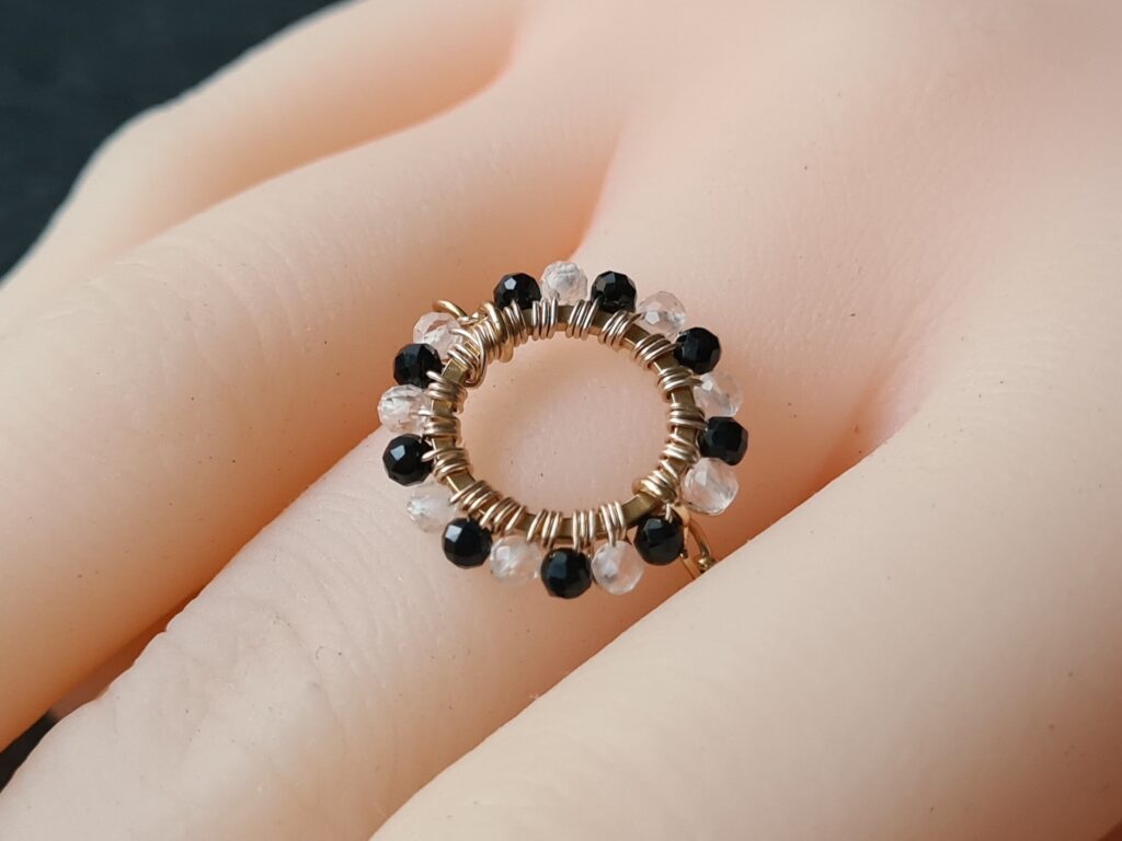 Gemmissime | Bague acier inoxydable doré ajustable fait main en pierres naturelles | Ronde de gemmes Tourmaline noire et Cristal de roche