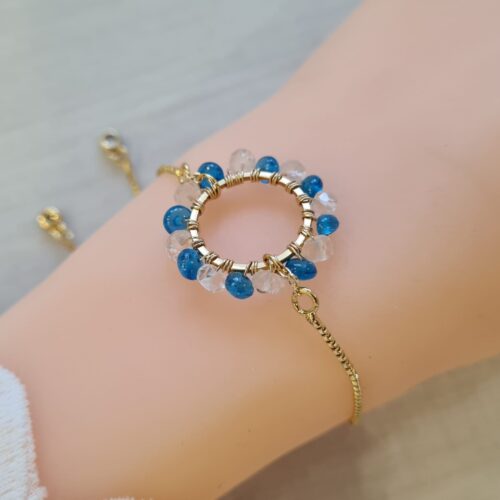 Gemmissime | Bracelet Apatite ajustable fait-main en pierres naturelles | Ronde de gemmes Apatite bleu et Topaze blanche