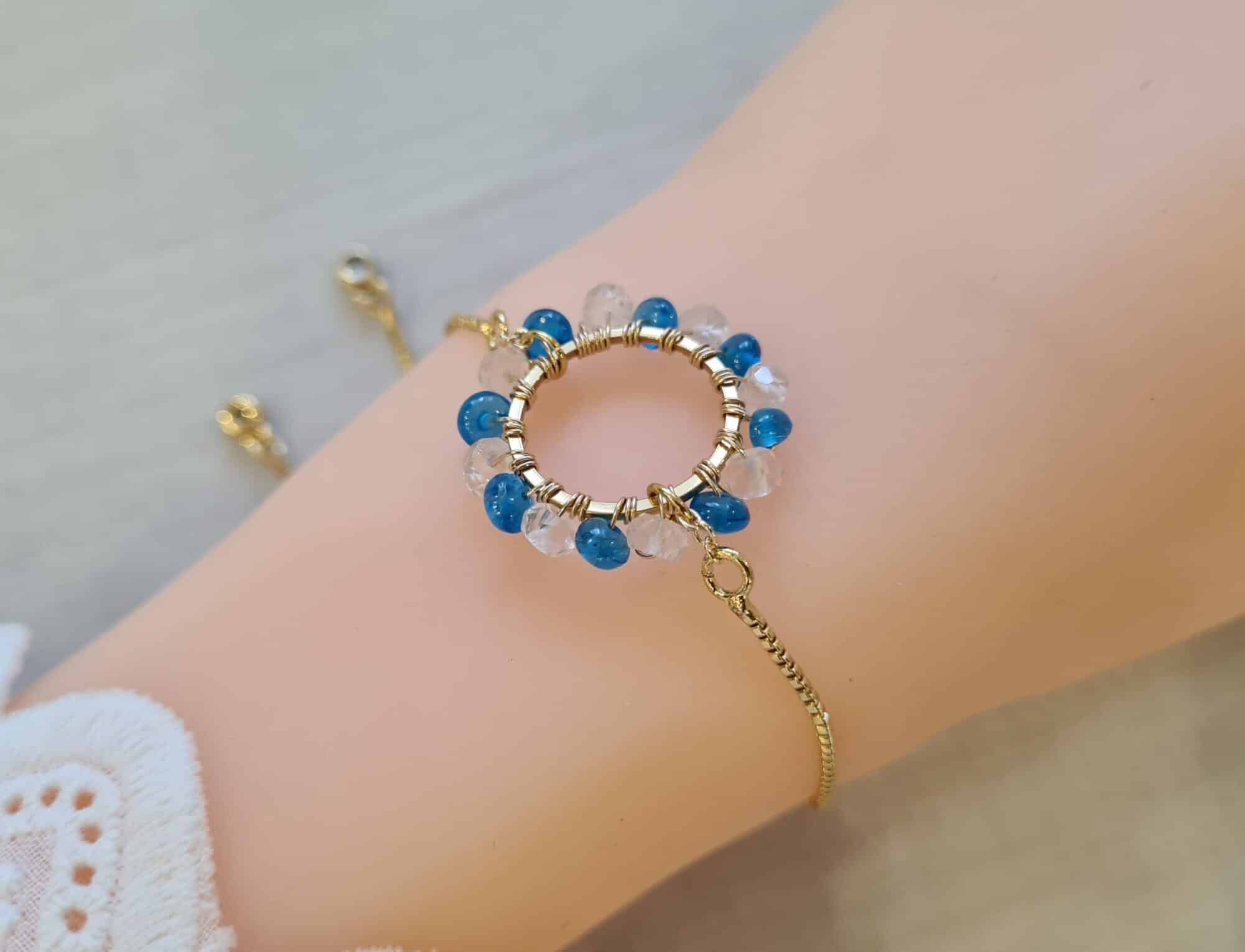 Bracelet ajustable rond Apatite Bleue Topaze acier inoxydable doré (12) Gemmissime | Bracelet Apatite ajustable fait-main en pierres naturelles | Ronde de gemmes Apatite bleu et Topaze blanche
