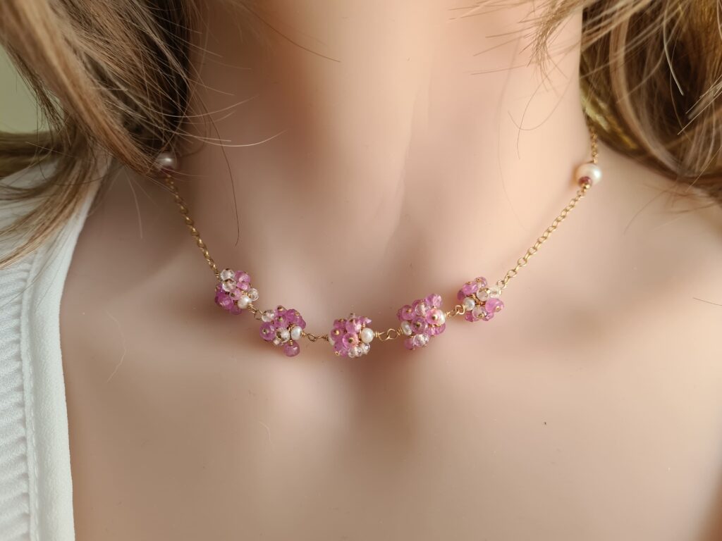 Gemmissime | Collier fait-main en pierres naturelles | Fleurs de gemmes Saphir rose