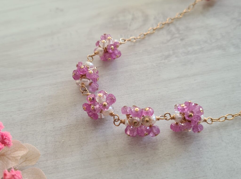 Gemmissime | Collier Fleur fait main en pierres naturelles | Fleurs de gemmes Saphir rose