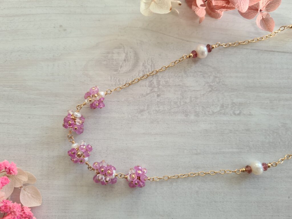 Gemmissime | Collier fait-main en pierres naturelles | Fleurs de gemmes Saphir rose