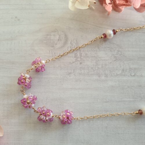 Gemmissime | Collier fait-main en pierres naturelles | Fleurs de gemmes Saphir rose