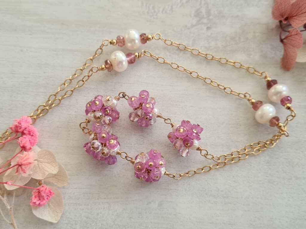 Gemmissime | Collier fait-main en pierres naturelles | Fleurs de gemmes Saphir rose