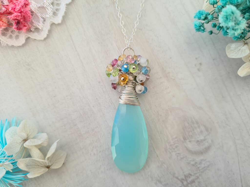 Gemmissime | Collier fait-main avec pendentif en pierres naturelles | Calcédoine bleue