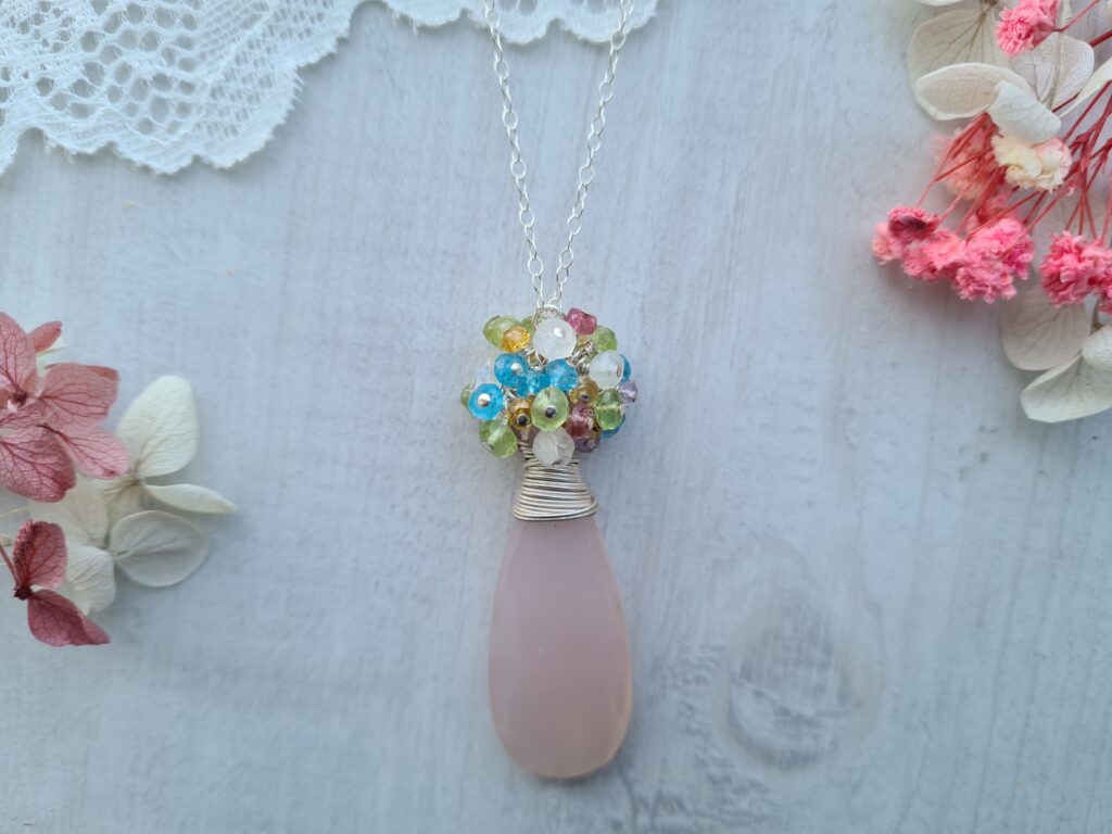 Gemmissime | Collier fait-main avec pendentif en pierres naturelles | Calcédoine rose