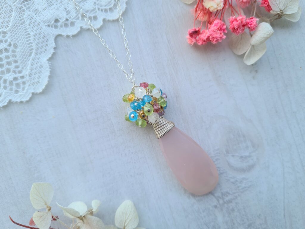 Gemmissime | Collier fait-main avec pendentif en pierres naturelles | Calcédoine rose