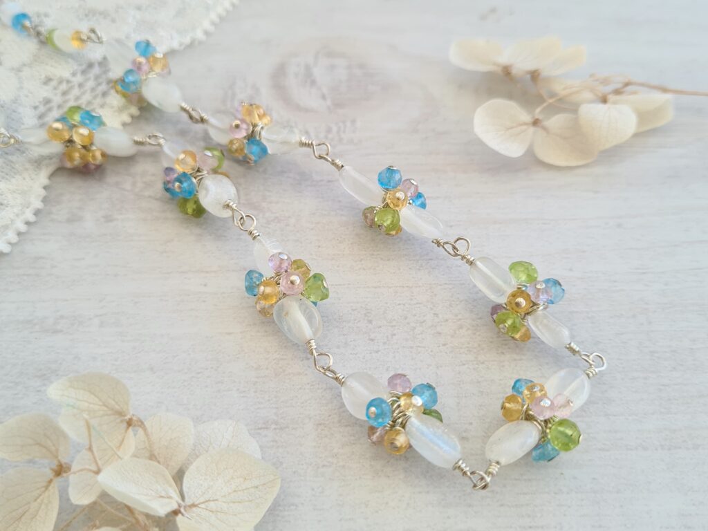 Gemmissime | Collier ras de cou fait main en pierres naturelles | Fleurs de gemmes et Pierre de Lune