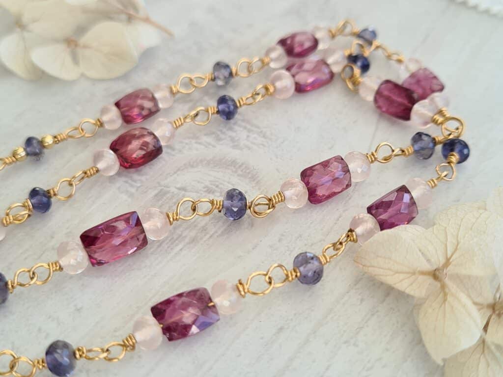 Gemmissime | Collier fait-main en pierres naturelles | Grenat Quartz rose Iolite