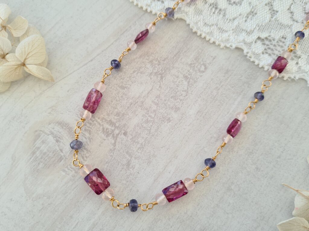 Gemmissime | Collier fait-main en pierres naturelles | Grenat Quartz rose Iolite