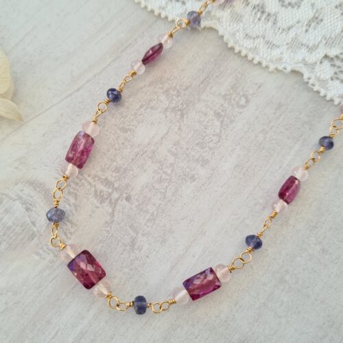 Gemmissime | Collier fait-main en pierres naturelles | Grenat Quartz rose Iolite