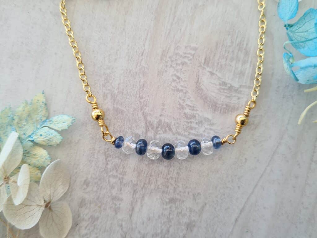 Gemmissime | Ras de cou fait-main en pierres naturelles | Saphir Topaze blanche