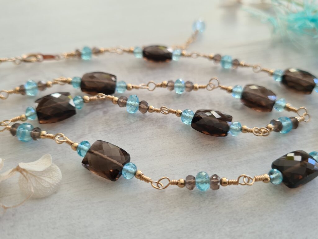 Gemmissime | Collier fait-main en pierres naturelles | Quartz fumé et Apatite bleue