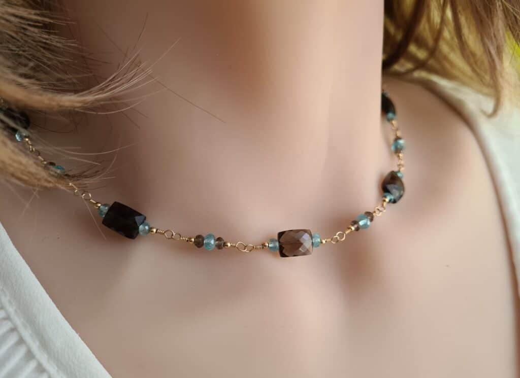 Gemmissime | Collier fait main en pierres naturelles | Quartz fumé et Apatite bleue