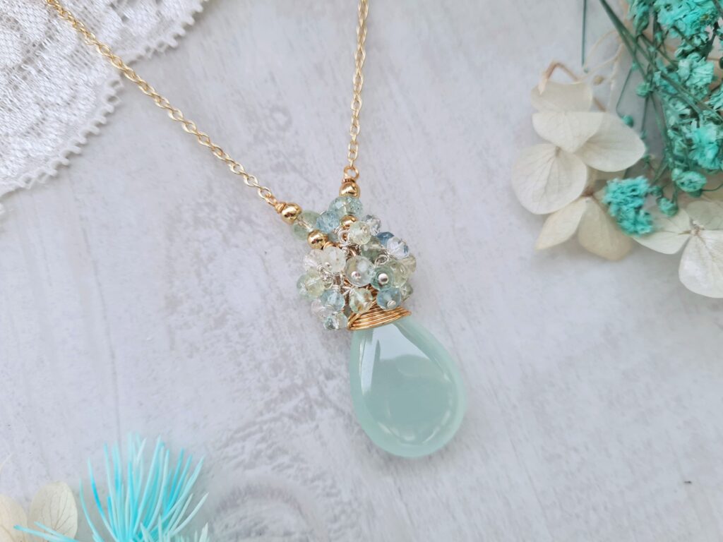 Gemmissime | Collier fait-main avec pendentif en pierres naturelles | Aigue-marine et béryls multicolores