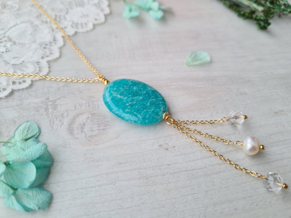 Gemmissime | Collier long fait-main avec pendentif en pierres naturelles | Amazonite et Cristal de roche