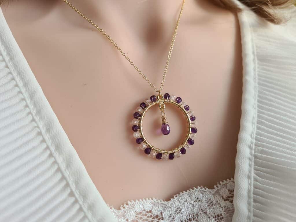 Gemmissime | Collier fait-main avec pendentif rond en pierres naturelles | Améthyste Cristal de roche