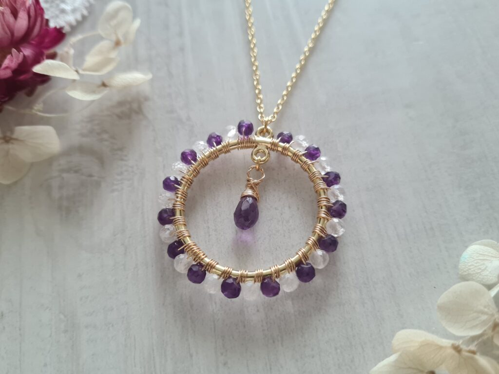 Gemmissime | Collier fait main avec pendentif rond en pierres naturelles | Pendentif Améthyste Cristal de roche
