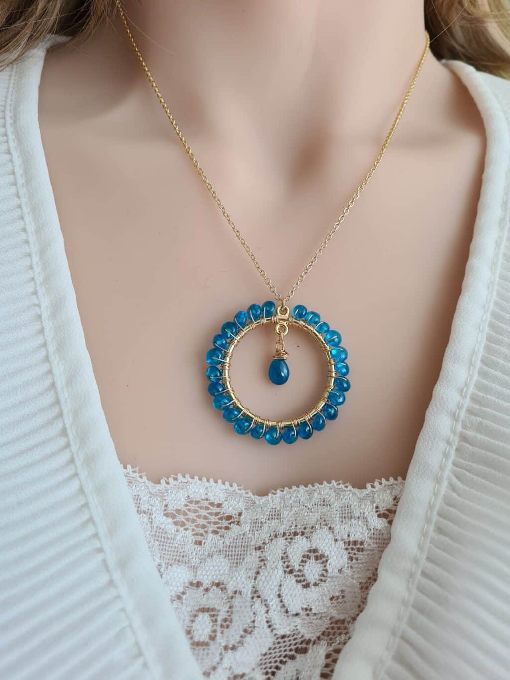 Gemmissime | Collier fait main avec pendentif Apatite rond en pierres naturelles | Apatite bleu électrique et pendant central