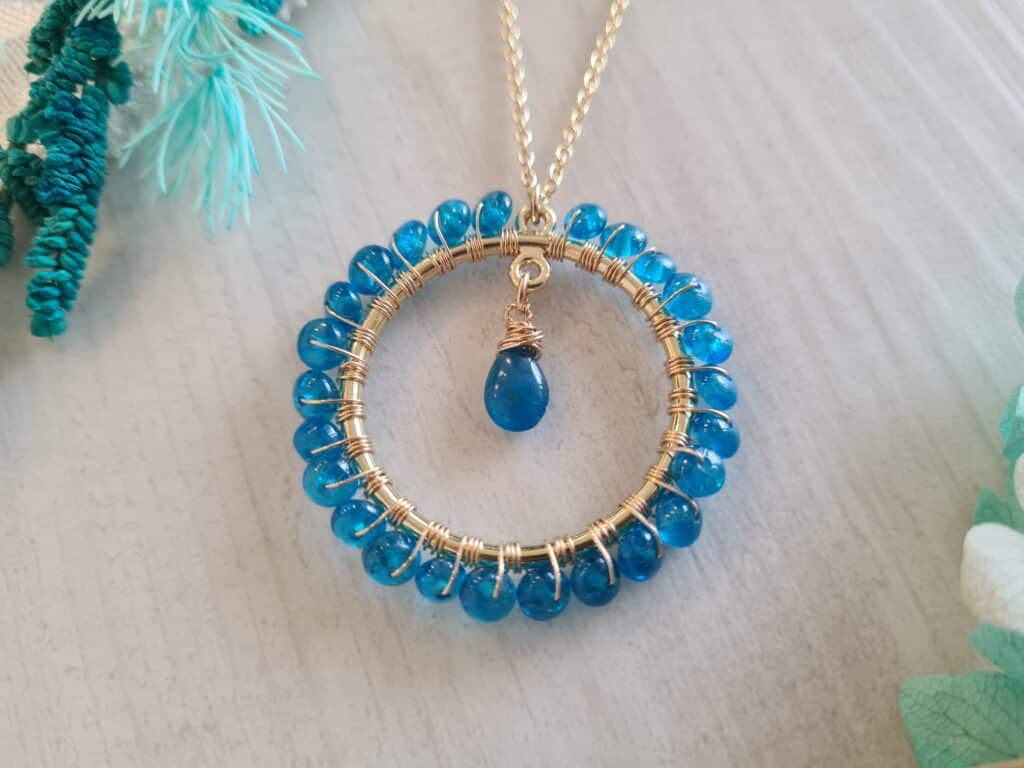 Gemmissime | Collier fait-main avec pendentif rond en pierres naturelles | Apatite bleu électrique et pendant central