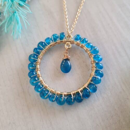 Gemmissime | Collier fait-main avec pendentif rond en pierres naturelles | Apatite bleu électrique et pendant central