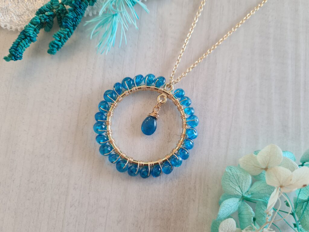 Gemmissime | Collier fait-main avec pendentif rond en pierres naturelles | Apatite bleu électrique et pendant central