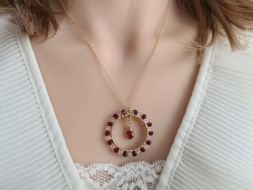 Gemmissime | Collier fait-main avec pendentif rond en pierres naturelles | Grenat Cristal de roche