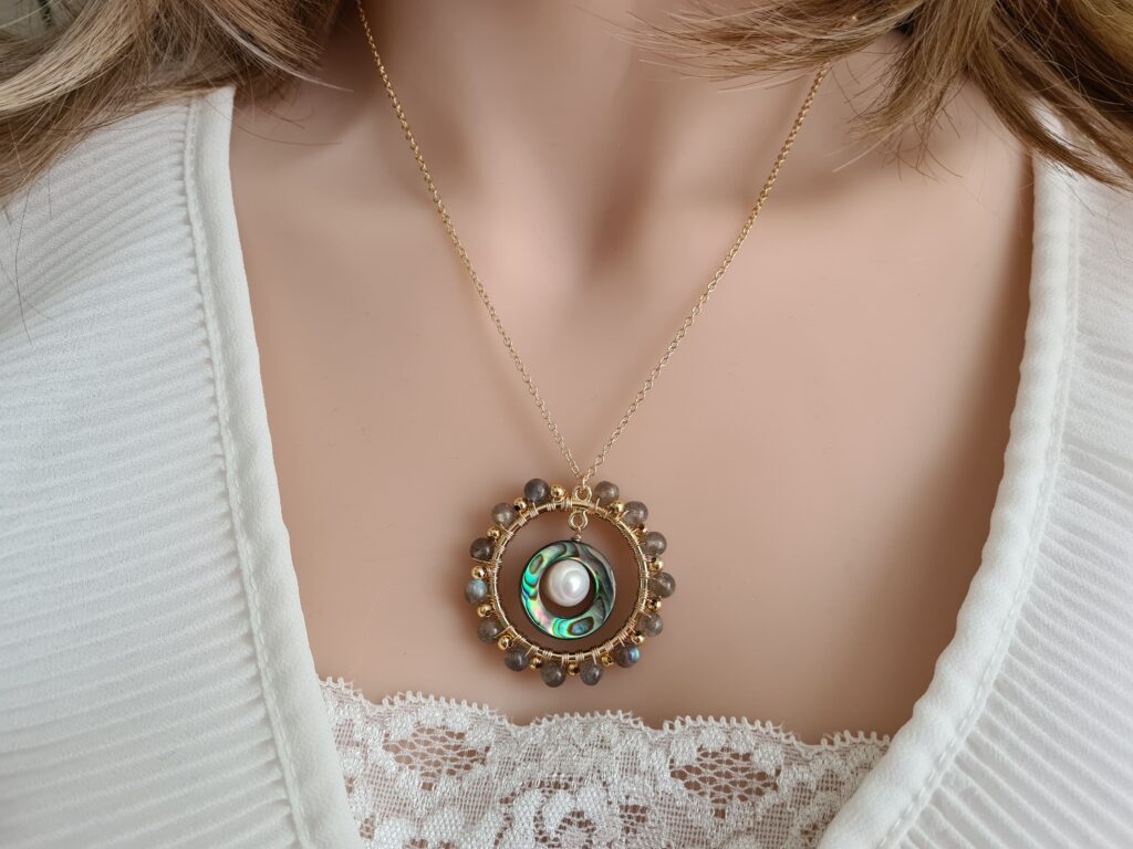 Gemmissime | Collier fait-main avec pendentif en pierres naturelles | Labradorite, perle et abalone