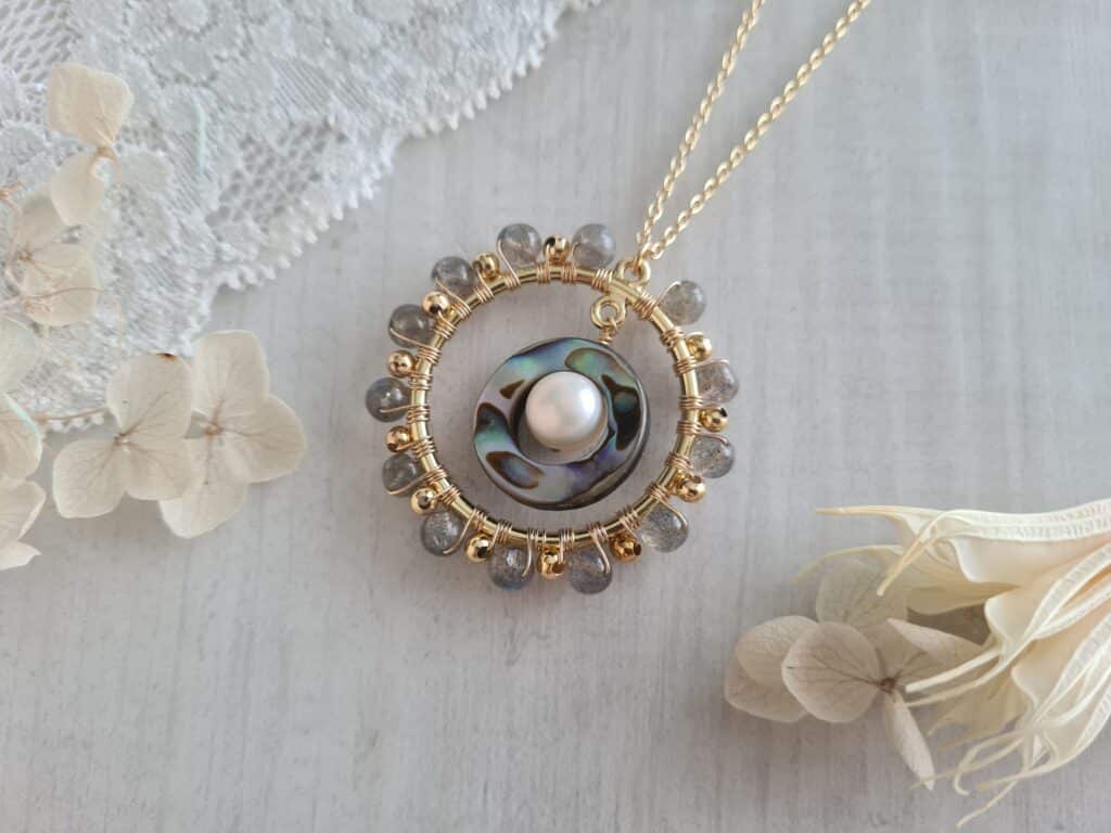 Gemmissime | Collier fait-main avec pendentif en pierres naturelles | Labradorite, perle et abalone