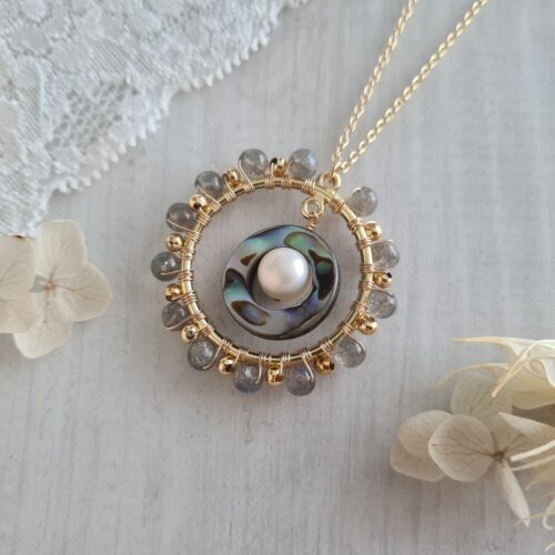 Gemmissime | Collier fait-main avec pendentif en pierres naturelles | Labradorite, perle et abalone