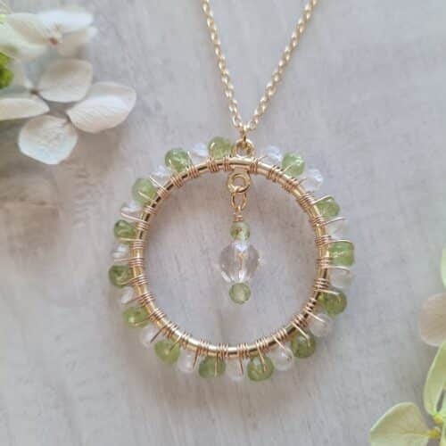 Gemmissime | Collier fait-main avec pendentif rond en pierres naturelles | Péridot Cristal de roche