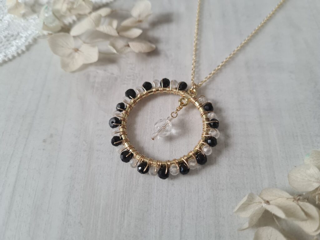 Gemmissime | Collier fait main avec pendentif rond en pierres naturelles | Spinelle noir Cristal de roche