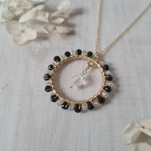 Gemmissime | Collier fait main avec pendentif rond en pierres naturelles | Spinelle noir Cristal de roche