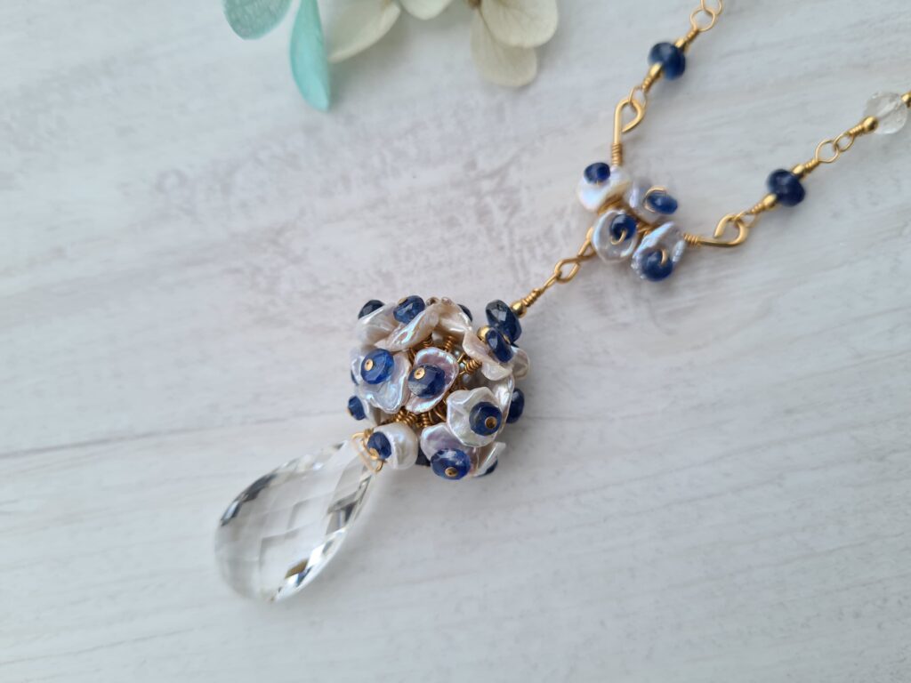 Gemmissime | Collier fait main avec pendentif bleu en pierres naturelles | Cristal de roche, perles et cyanite