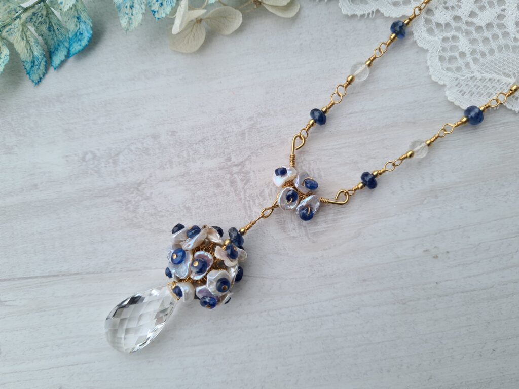 Gemmissime | Collier fait-main avec pendentif en pierres naturelles | Cristal de roche, perles et cyanite