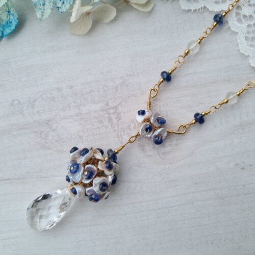 Gemmissime | Collier fait-main avec pendentif en pierres naturelles | Cristal de roche, perles et cyanite