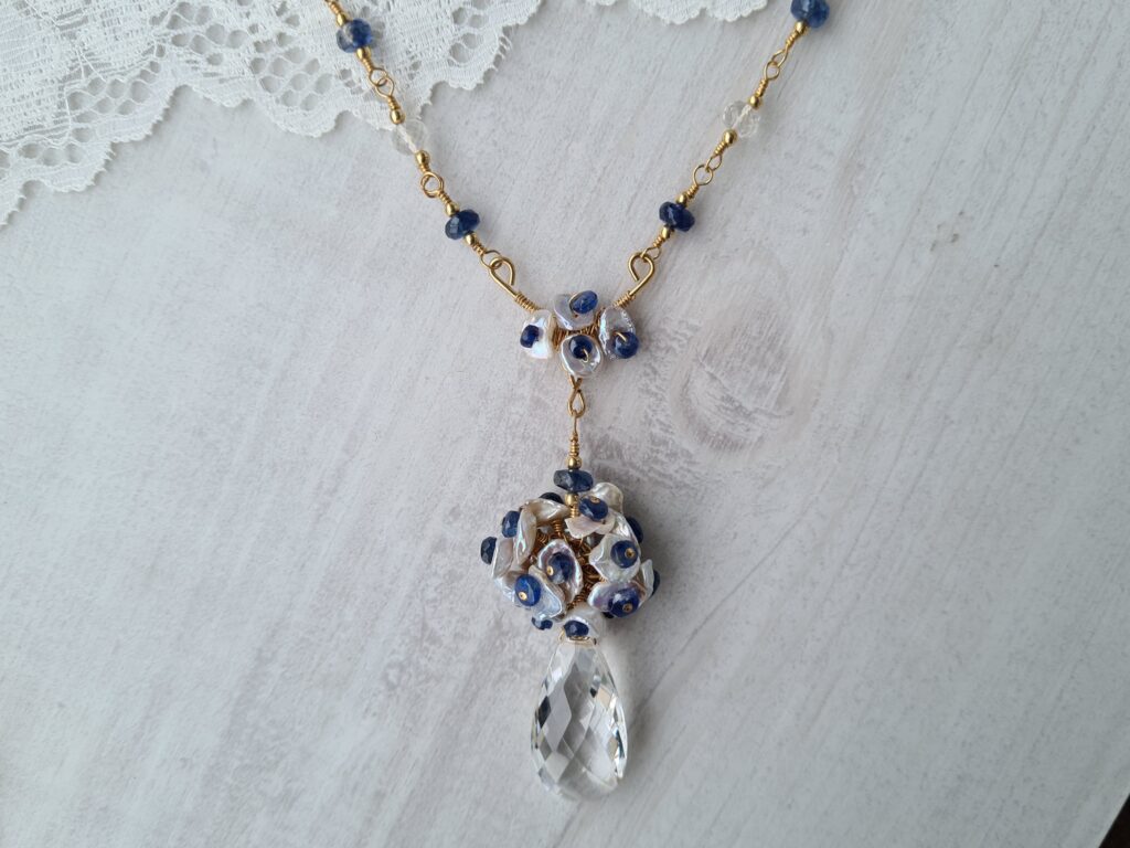 Gemmissime | Collier fait-main avec pendentif en pierres naturelles | Cristal de roche, perles et cyanite