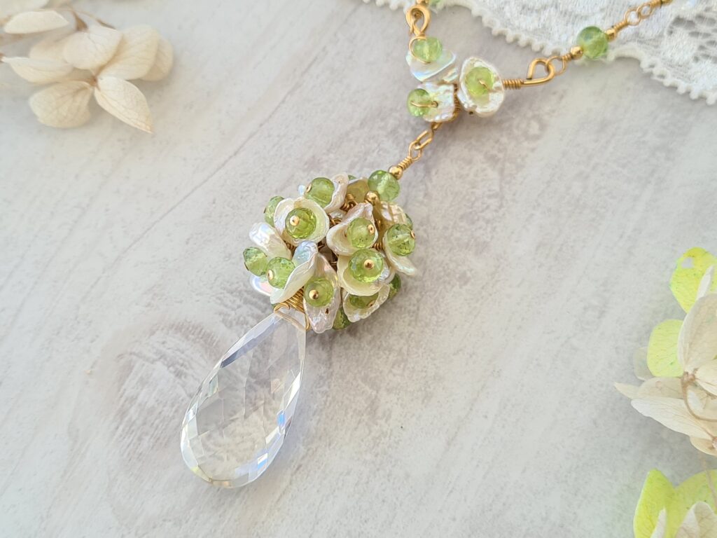 Gemmissime | Collier fait main avec pendentif péridot en pierres naturelles | Cristal de roche, perles et péridot