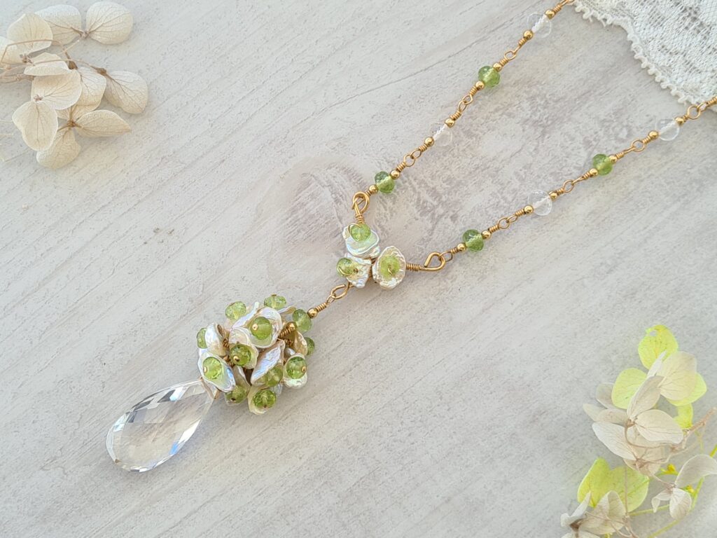 Gemmissime | Collier fait-main avec pendentif en pierres naturelles | Cristal de roche, perles et péridot