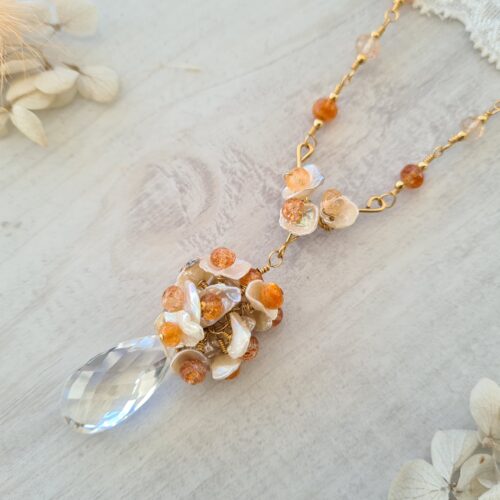 Gemmissime | Collier fait-main avec pendentif en pierres naturelles | Cristal de roche, perles et pierre de soleil