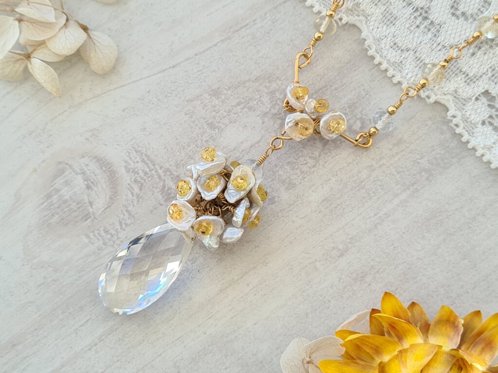 Gemmissime | Collier fait-main avec pendentif en pierres naturelles | Cristal de roche, perles et saphir jaune