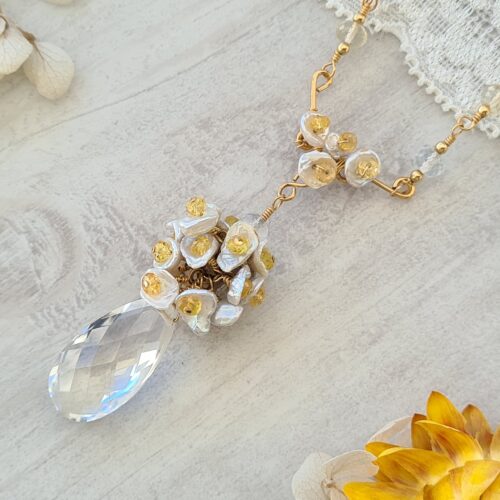 Gemmissime | Collier fait-main avec pendentif en pierres naturelles | Cristal de roche, perles et saphir jaune
