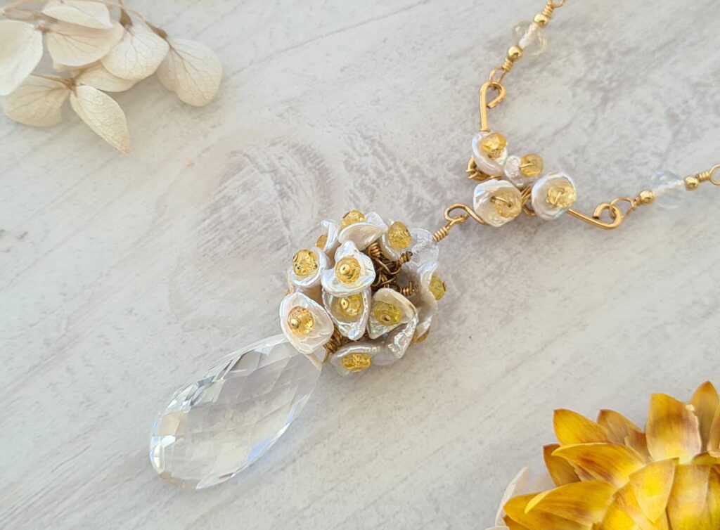Gemmissime | Collier fait main avec pendentif saphir en pierres naturelles | Cristal de roche, perles et saphir jaune