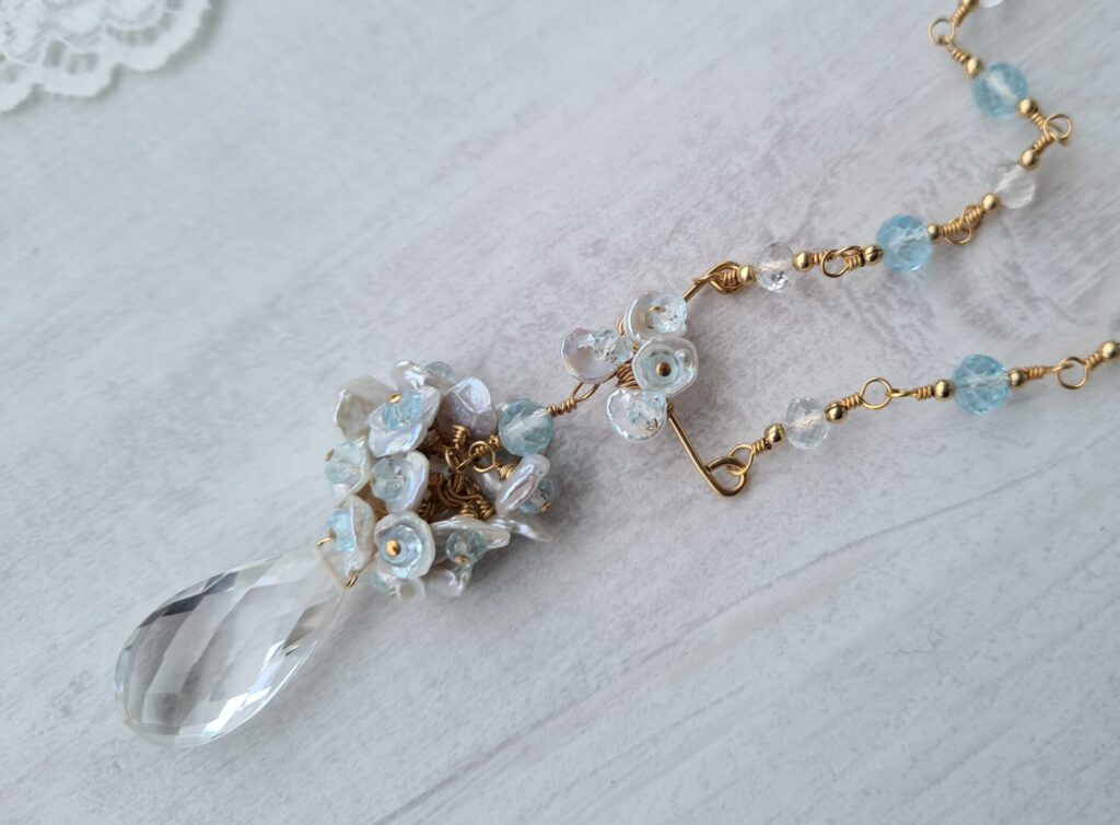Gemmissime | Collier fait-main avec pendentif en pierres naturelles | Cristal de roche, perles et topaze bleue