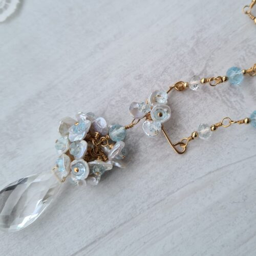 Gemmissime | Collier fait-main avec pendentif en pierres naturelles | Cristal de roche, perles et topaze bleue